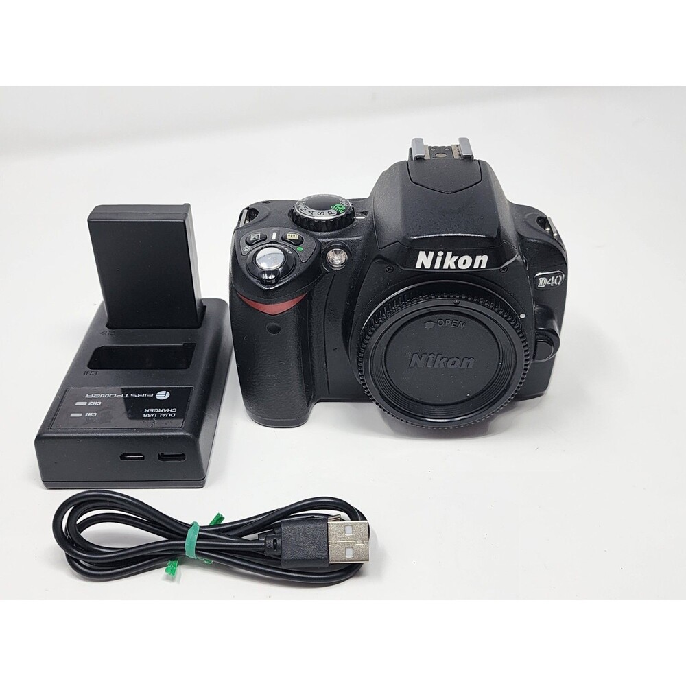 Nikon D40 6.1MP Digital SLR DSLR Camera * PARTS ONLY* W/ 2 Batteries & Charger